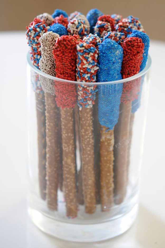 Chocolate Dipped Americana Pretzels | 25 Ways To Have The Most Patriotic 4th Of July Party 