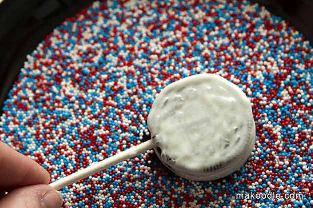 How To Make Oreo Fourth Of July Pops | 25 Ways To Have The Most Patriotic 4th Of July Party 