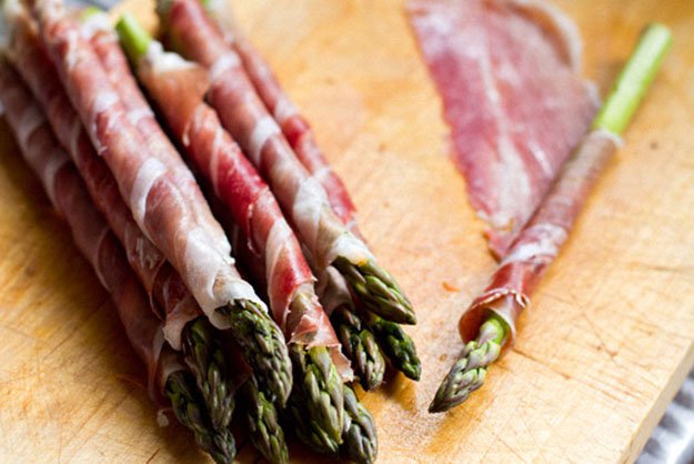 DIY-Finger-Foods-Prosciutto-Asparagus-2