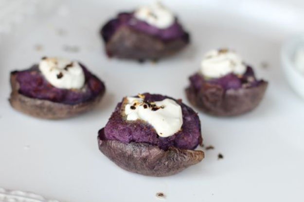 Instructions and recipe for purple potatoes with blue cheese