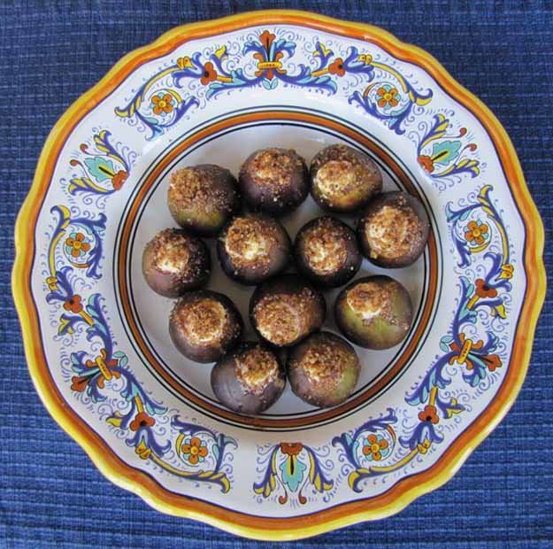 DIY-Finger-Foods-Stuffed-Figs-Goat-Cheese-2