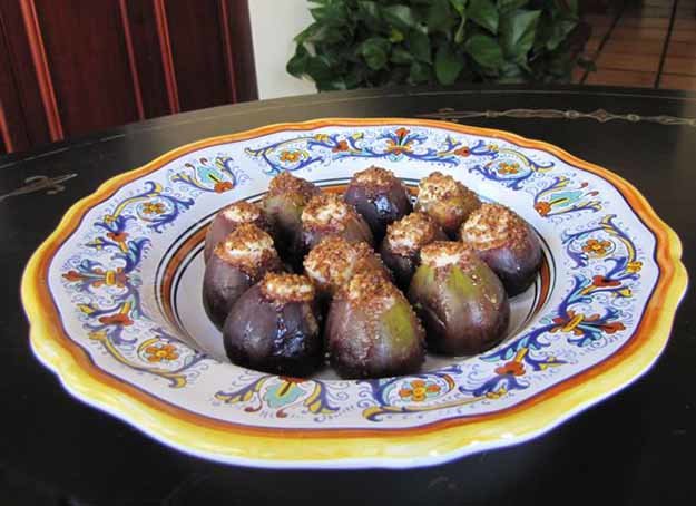 DIY-Finger-Foods-Stuffed-Figs-Goat-Cheese-3
