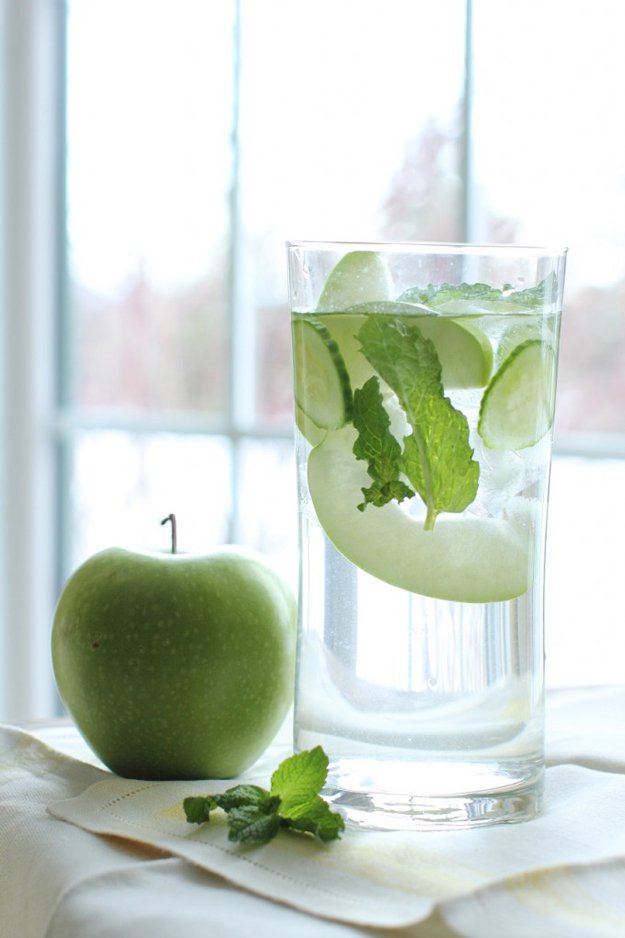 Healthy and Skinny Detox Water Recipe | http://diyready.com/diy-recipes-detox-waters/