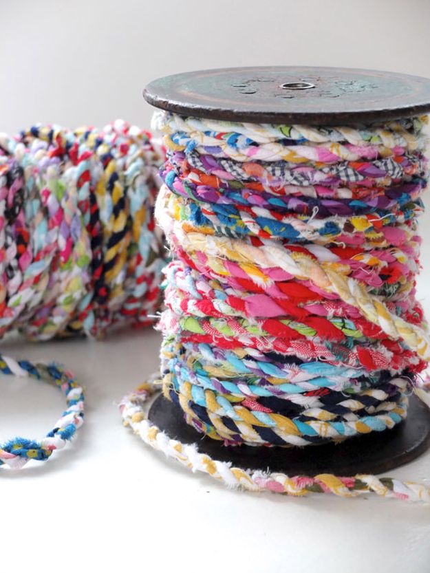 Scrap Fabric Crafts, Fabric Art, Yarn Crafts, Fabric Scraps, Diy Crafts