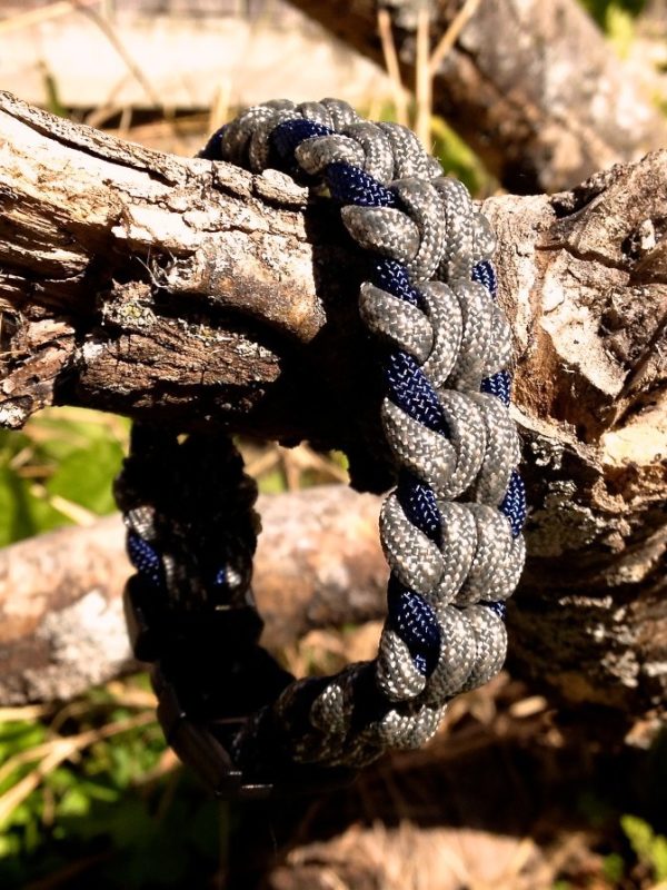 How To Tie Oat Spike Paracord Survival Bracelet | How To Make A Paracord Bracelet