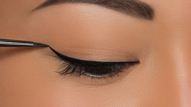 how-to-apply-false-eyelashes-makeup-tutorials-how-to-apply-eyeliner
