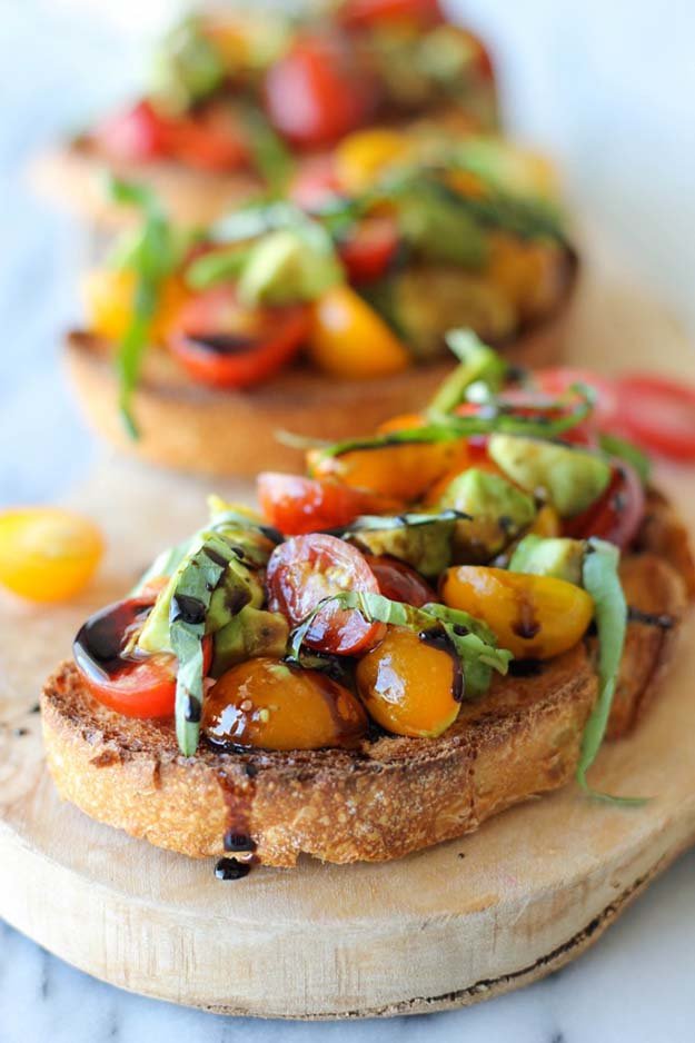 How to prepare bruschetta with balsamic reduction and avocado