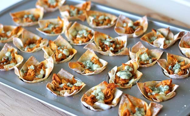 Recipe and tutorial to bake buffalo chicken cup for a party