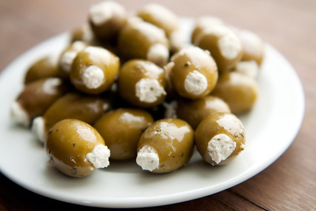 How to stuff olives with goat cheese mixture